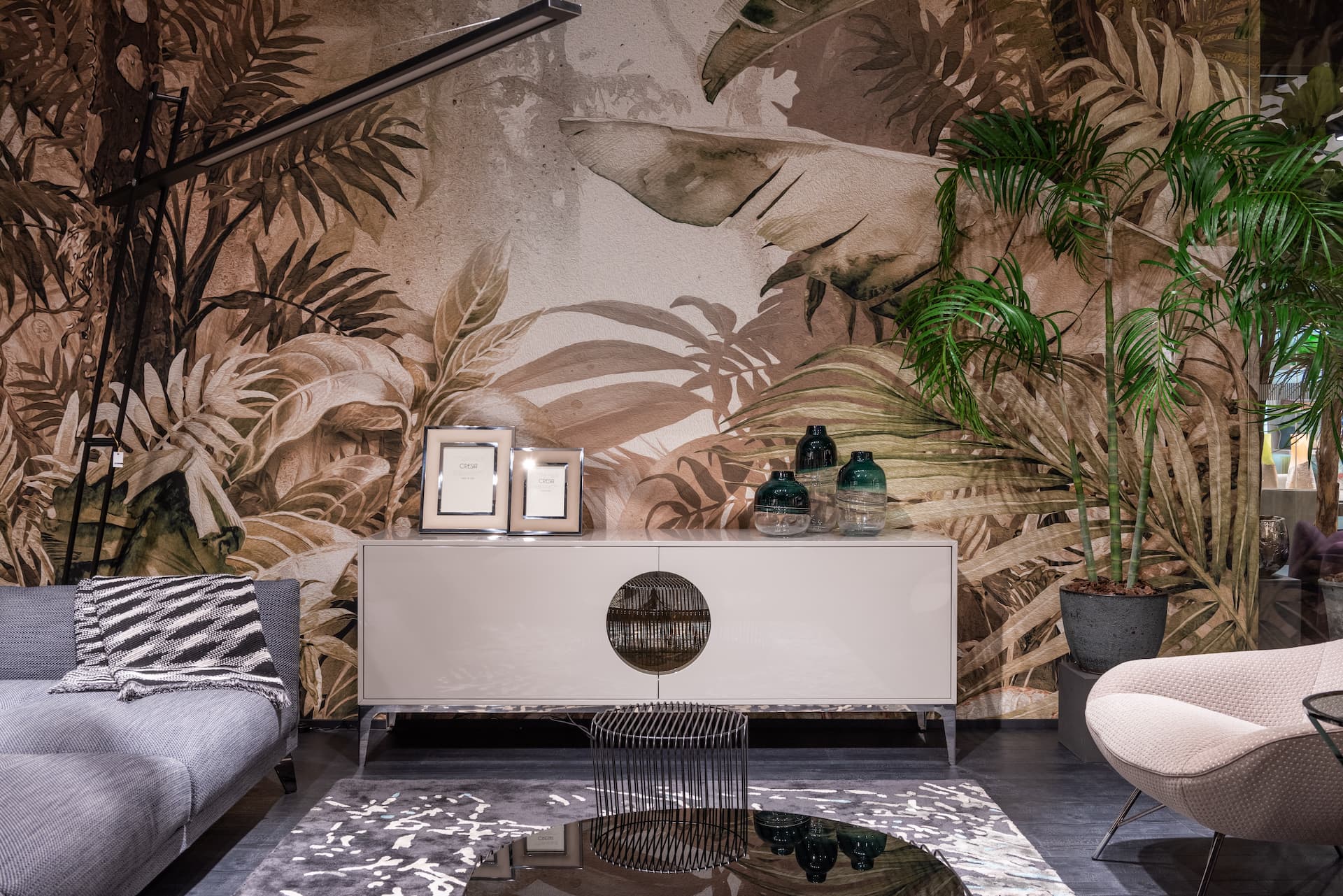 Papel pintado con motivos tropicales en un salón.